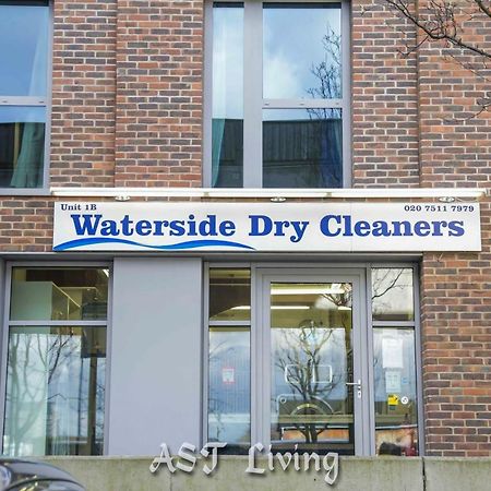 Pontoon Dock Key Workers Apartment Londres Exterior foto